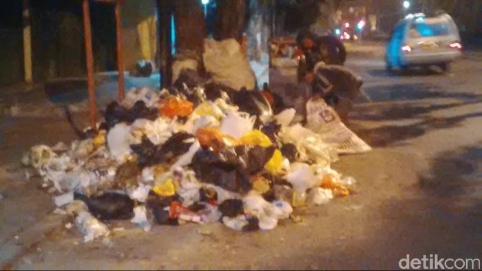 Buat yang Main Petasan, Sampah Anda Bikin Repot Petugas Kebersihan