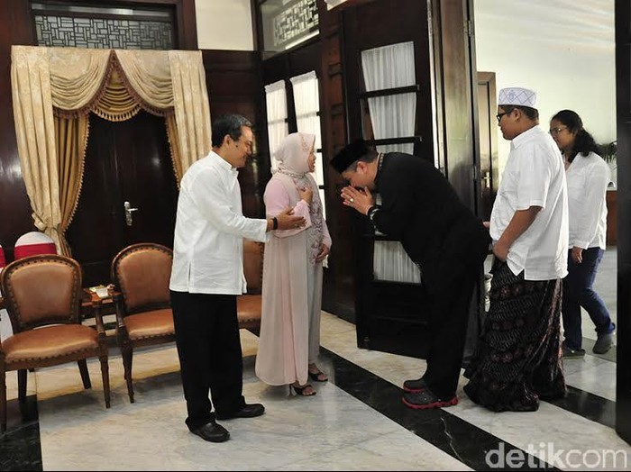Didampingi Keluarga, Wali Kota Risma Open House di Rumah Dinas