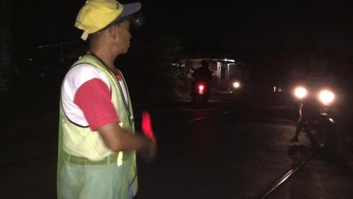 Berbahaya! Ini Perlintasan Rel Kereta Liar di Semanan yang Dijaga Warga