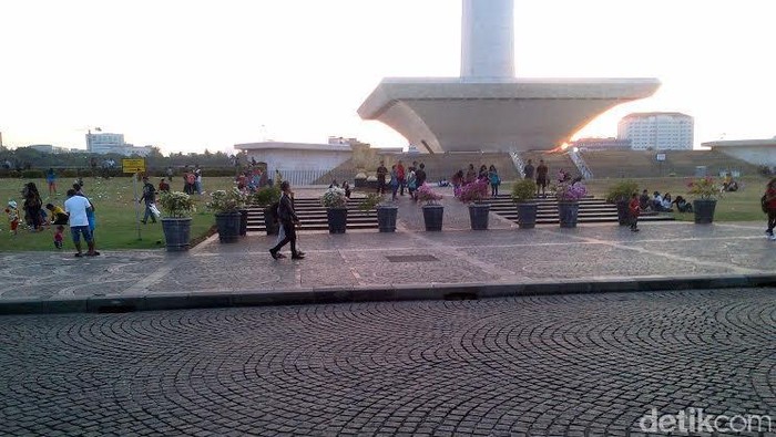 Lebaran Pertama, Monas Mulai Dibanjiri Pengunjung
