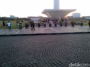 Lebaran Pertama, Monas Mulai Dibanjiri Pengunjung