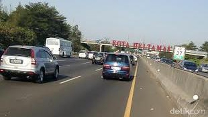 Hari Terakhir Arus Balik, Kendaraan di Tol Cikarang Masih Ramai