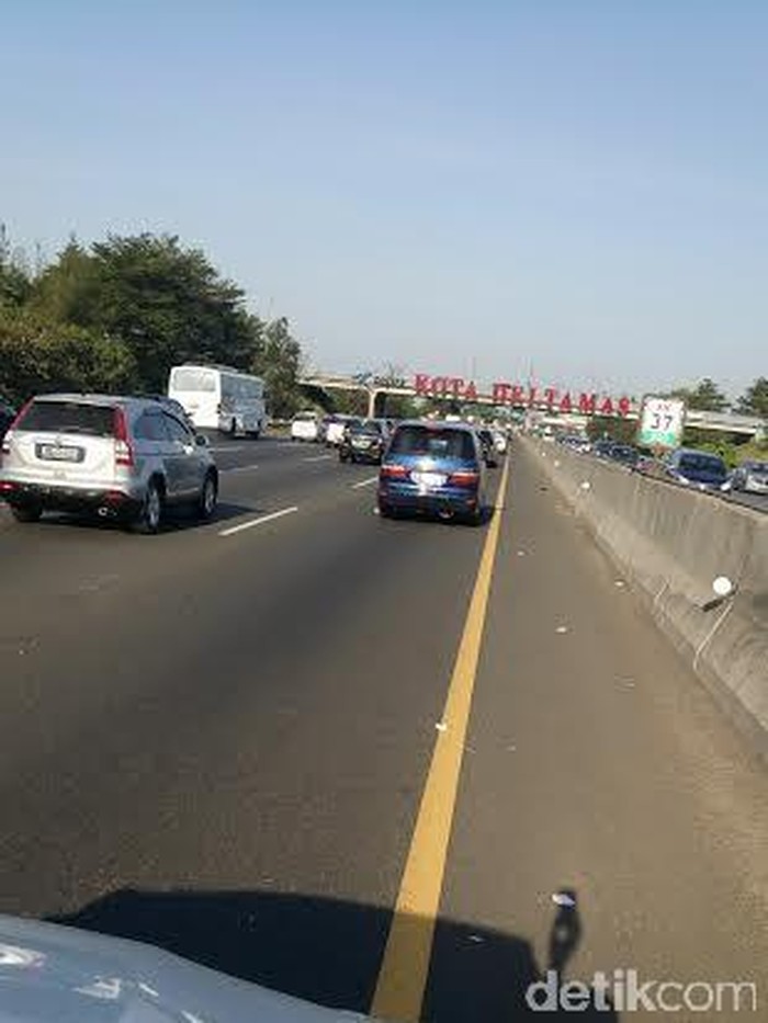 Macet Parah,  Tol JORR ke Cikarang Ditempuh 5 Jam