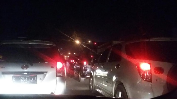 Pemudik Mesti Bersabar! Hingga Dini Hari Jalur Brebes Masih Parkir Berjamaah