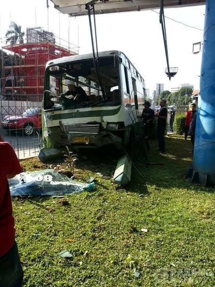 Bruk...Kopaja Hantam Pagar di Dekat Terminal Blok M