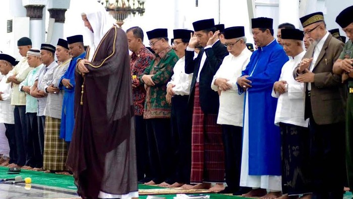 Momen Jokowi Salat Id di Banda Aceh, Makan Nasi Belango, dan Bersama Anak-anak