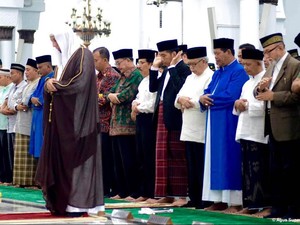 Momen Jokowi Salat Id di Banda Aceh, Makan Nasi Belango, dan Bersama Anak-anak