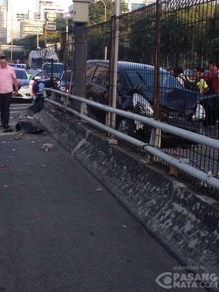 Mobil Nissan Livina Tabrak Mobil PJR yang Menepi