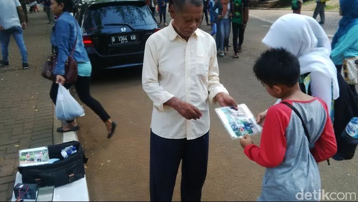 Libur Lebaran di Ragunan, Tukang Foto dan Penjual Tikar Panen Rupiah
