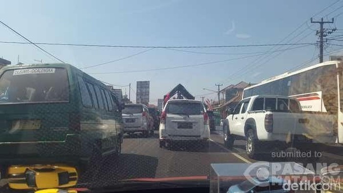 Ramai Pemudik dan Pelancong, Jalur Nagreg Padat Merayap
