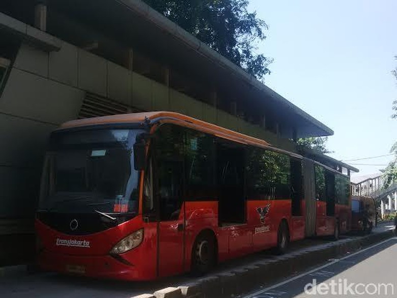 Bus Berasap di Jatinegara, PT TransJ Minta Semua Inobus Diperiksa Bus Berasap di Jatinegara, PT TransJ Minta Semua Inobus Diperiksa