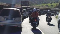 Ini potret macet di jalur Puncak pada September lalu. Untuk mengurai kemacetan, polisi rutin memberlakukan sistem one way/Foto: daniel/pembaca