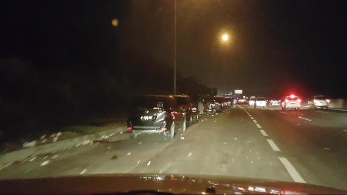 Cikampek Tersendat, Banyak Kendaraan Parkir Paralel Sejak Km 19 Hingga Km 37