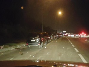 Cikampek Tersendat, Banyak Kendaraan Parkir Paralel Sejak Km 19 Hingga Km 37