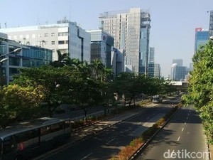 Segarnya, Bersepeda Ria Nikmati Lengangnya Jakarta