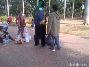 Lebaran Kedua, PKL Kucing-kucingan Buka Lapak di Monas