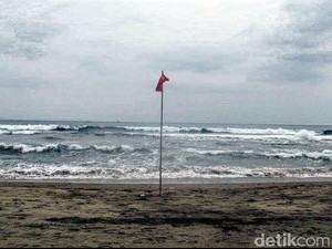 Asyik Selfie Dua Wisatawan Digulung Ombak Di Sukabumi, Satu Tewas