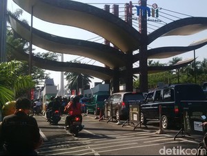Hari Lebaran Kedua, TMII Diserbu Pengunjung