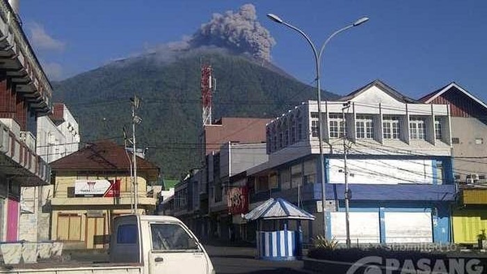 Gunung Gamalama Keluarkan Asap, Bandara Sultan Baabullah Masih Ditutup