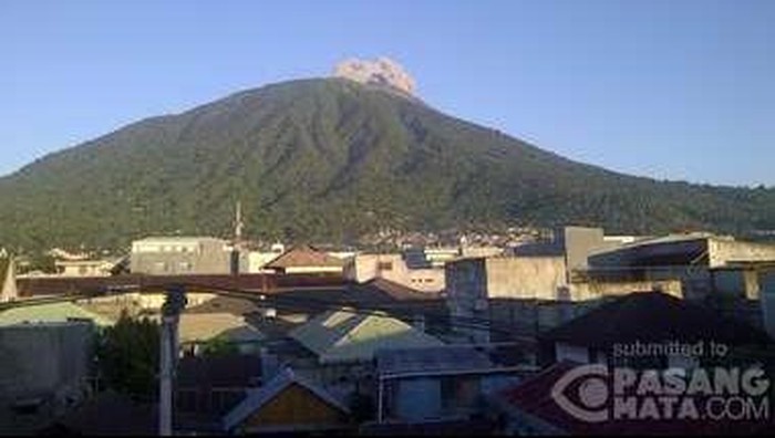 Dari Kota Ternate, Terlihat Gunung Gamalama Keluarkan Abu Vulkanik