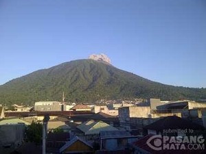 Dari Kota Ternate, Terlihat Gunung Gamalama Keluarkan Abu Vulkanik