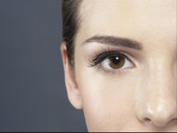 Viral Dokter Klaim Bisa Ubah Warna Mata Secara Permanen, Jadi Kontroversi