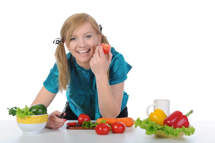 wanita makan buah dan sayur