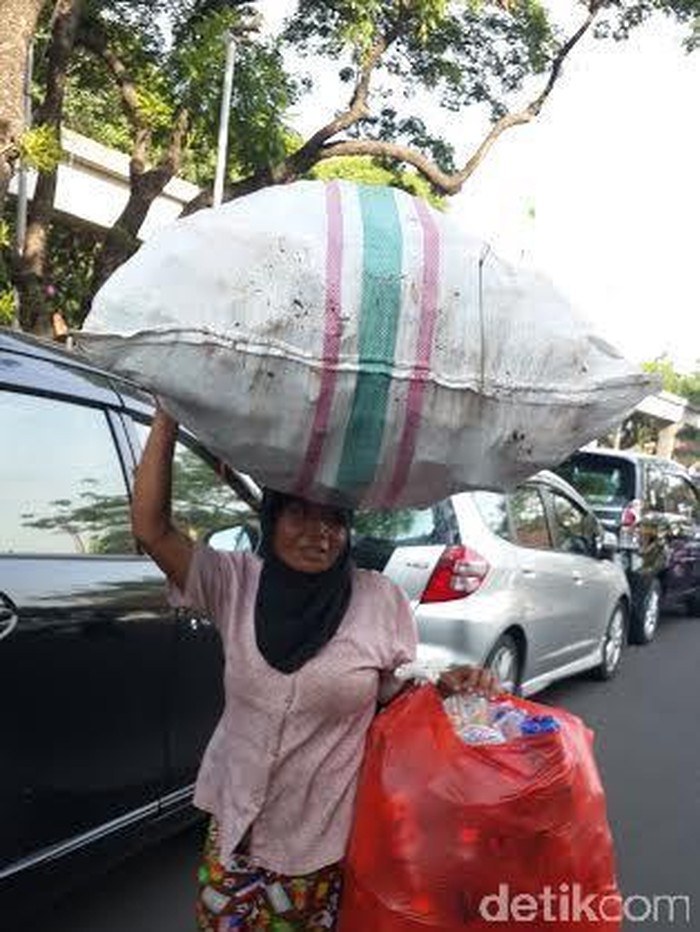 Mereka yang Mengais Rezeki di Tengah Asyiknya Warga Bertamasya