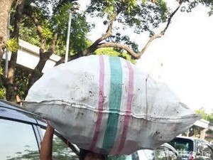 Mereka yang Mengais Rezeki di Tengah Asyiknya Warga Bertamasya
