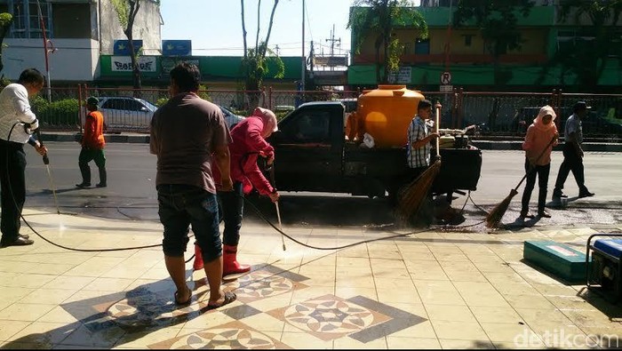 Libur Lebaran, Walikota Risma Terlihat Ngepel Pedestrian