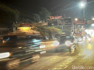 Macet Parah, Polisi Tutup Arus Kendaraan Menuju Puncak