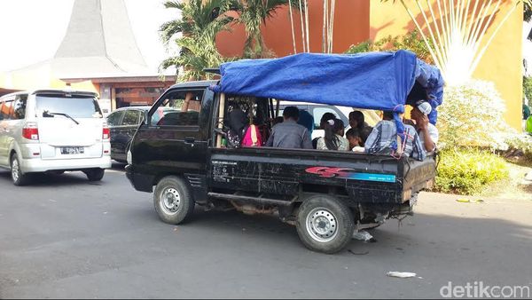 Jangan Ditiru! Warga Nekat Berwisata Ramai-ramai Naik 