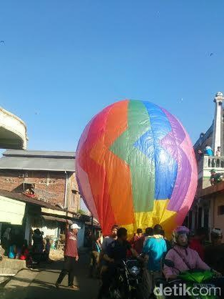 Meriahnya Tradisi Lepas Balon Saat Lebaran di Wonosobo