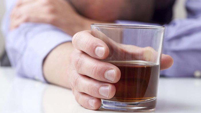 ilustrasi minum alkohol pemabuk minum alkohol