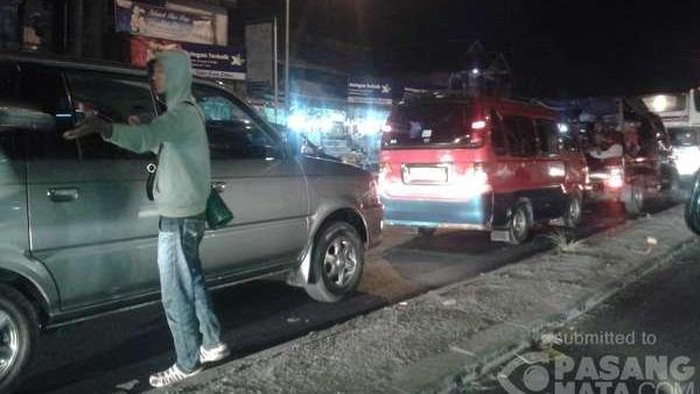 Hingga Dini Hari, Jalur Nagreg Masih Merayap Hingga 15 Km