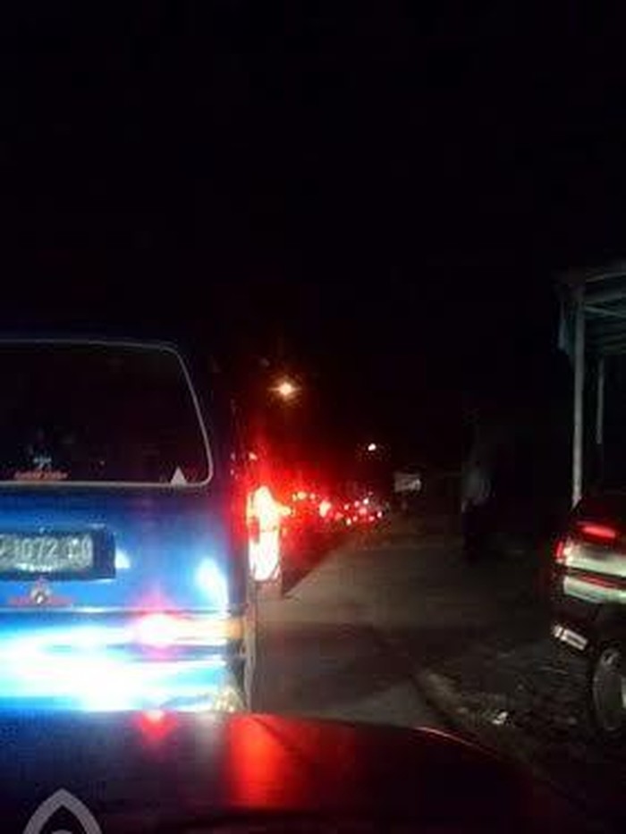 Dini Hari, Pengendara Terjebak Kemacetan di Cipanas Arah Bandung