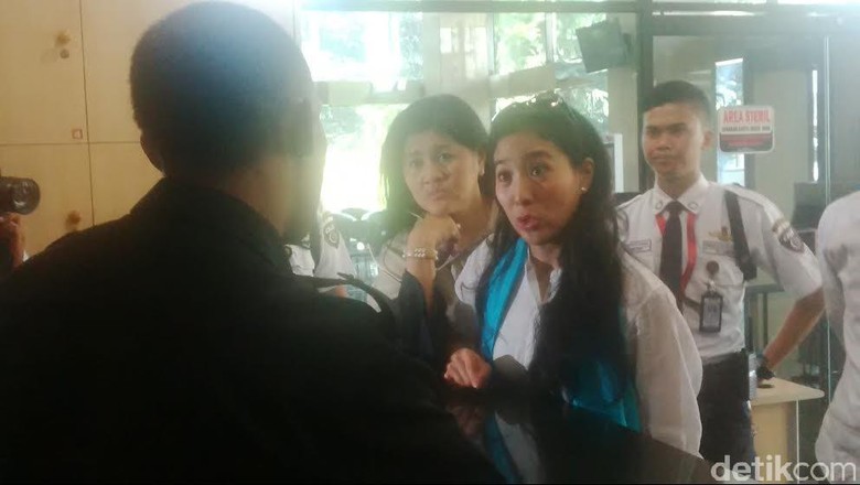 KPK Libur, Artis Olivia Zalianty Gagal Kasih Kue untuk Om OC Kaligis KPK Libur, Artis Olivia Zalianty Gagal Kasih Kue untuk Om OC Kaligis