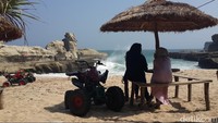 Selain itu, ada juga penyewaan ATV yang bisa kalian gunakan untuk menyusuri bibir Pantai Klayar. (Purwo S)