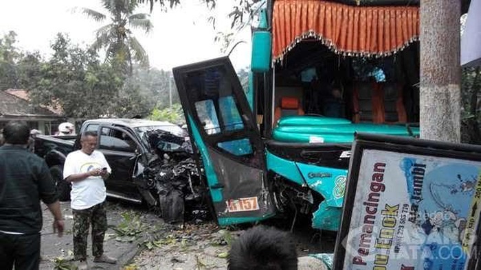 Mobil SUV Ringsek Adu Banteng dengan Bus di Kalipucang Pangandaran