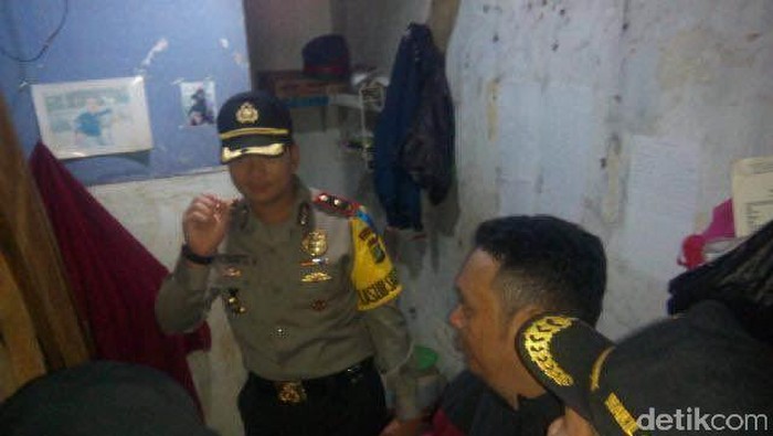 Lebaran, Polisi dan TNI di Tambora Cek Listrik dan Keamanan Rumah Kosong