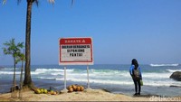 Ada juga atraksi air mancur alami setinggi 10 meter yang bisa dinikmati pengunjung. Fenomena alam ini terjadi karena tekanan tinggi air laut yang masuk melalui bagian bawah bebatuan. (Budi Sugiharto)