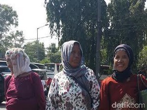 Siap Mengadu Nasib, 3 Ibu Ini Datangi Ibukota untuk Berjualan Pecel