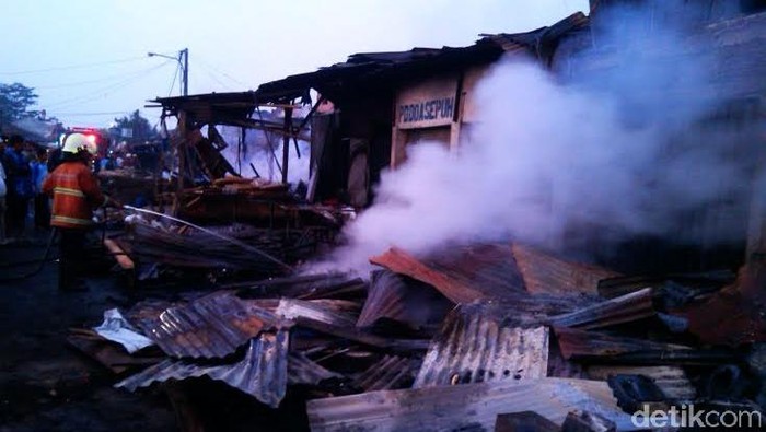 Pasar Gedebage Membara, Petugas Masih Berjibaku Padamkan Api