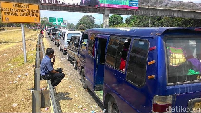 Horor Macet di Puncak Berlanjut, Kendaraan Menumpuk Hingga Jalur Alternatif