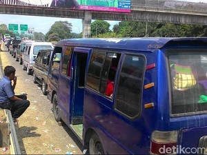 Horor Macet di Puncak Berlanjut, Kendaraan Menumpuk Hingga Jalur Alternatif