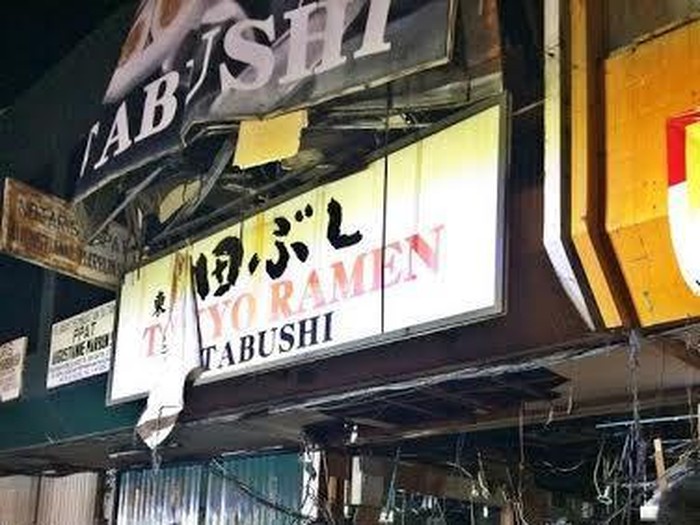 Ledakan Gas Terdengar Keras, Reruntuhan Restoran Timpa 2 Mobil di Kelapa Gading