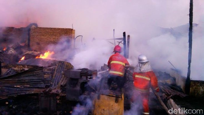 Kebakaran di Bukit Duri, 17 Unit Mobil Damkar Dikerahkan