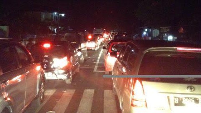 Jalur Mudik Tasik-Bandung Mengerikan, Mobil Tak Gerak 5 Jam