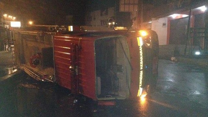 Mobil Pemadam ini Terguling Saat Hendak Bantu Jinakan Kebakaran Pasar Gedebage