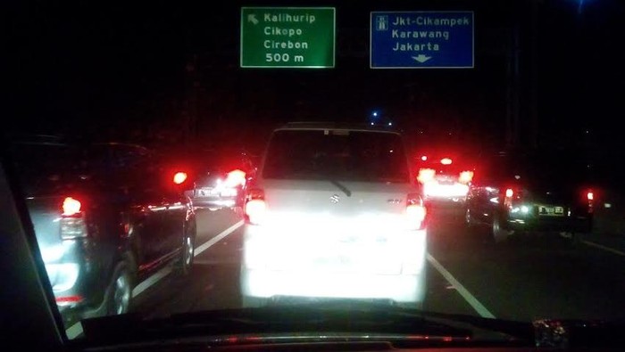 Urai Kemacetan Rest Area Km 62 Cikampek, Polisi Berlakukan Contra Flow